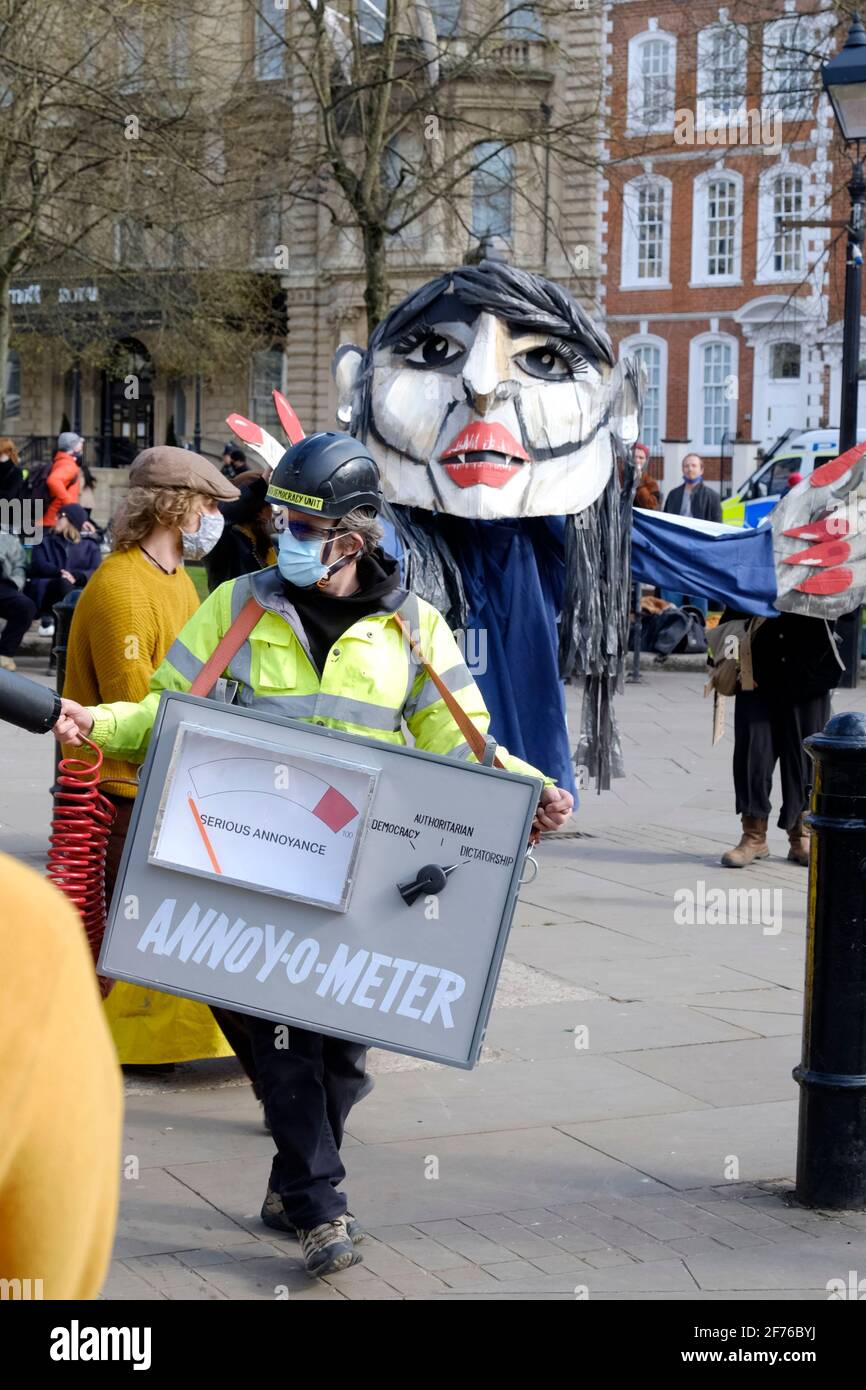 Une marionnette Priti Patel en arrière-plan. Les membres du public se réunissent au Collège Vert pour exprimer leur mécontentement à l'égard des changements de gouvernement Banque D'Images