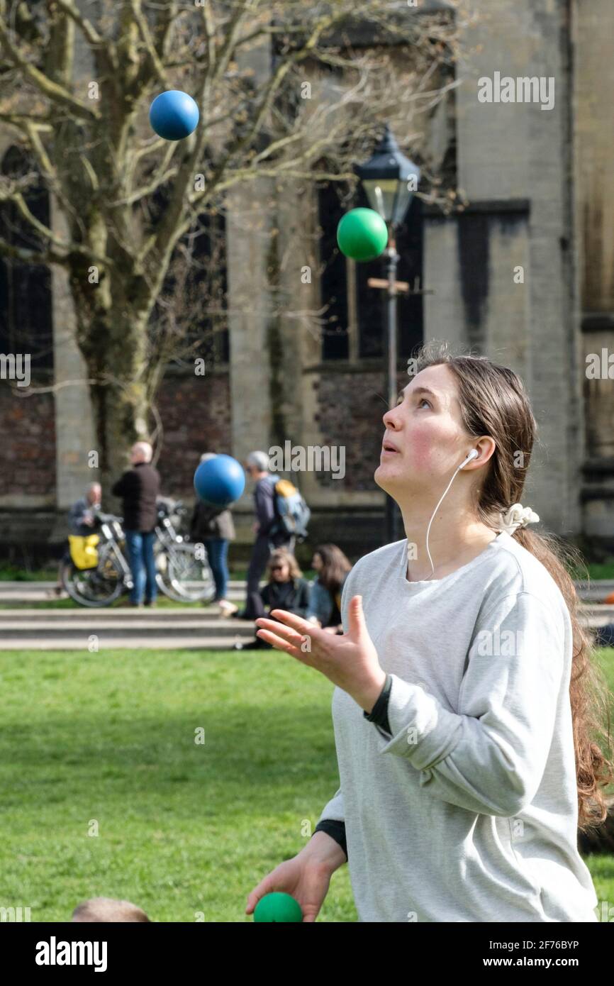 Jonglage avant la manifestation. Les membres du public se réunissent au Collège Vert pour exprimer leur mécontentement à l'égard des changements apportés au droit de manifester par les gouvernements Banque D'Images Jonglage avant la manifestation. Les membres du public se réunissent au Collège Vert pour exprimer leur mécontentement à l'égard des changements apportés au droit de manifester par les gouvernements Banque D'Images