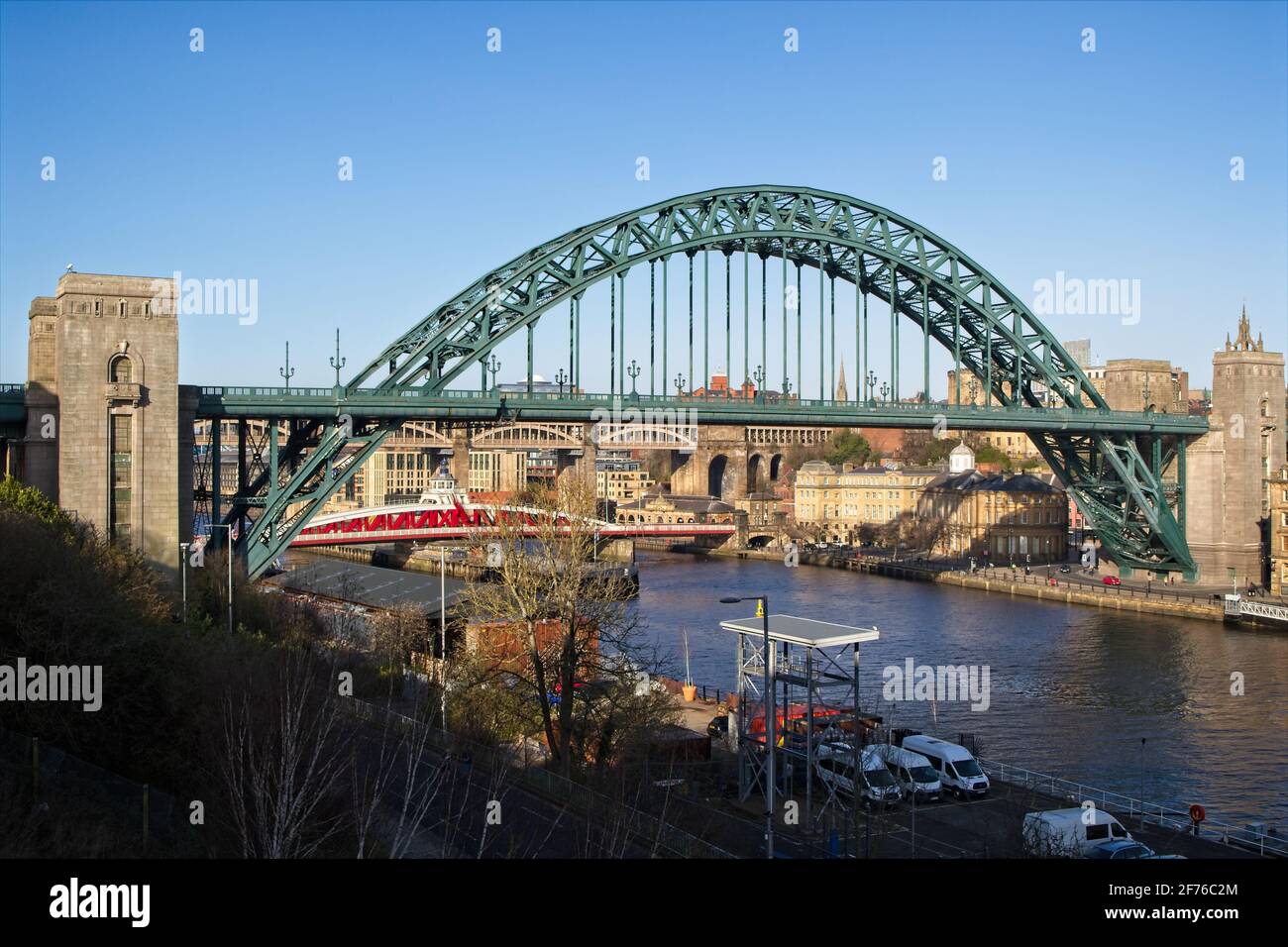 L'emblématique Tyne Bridge a été ouvert en 1928 pour rejoindre Newcastle et Gateshead en enjambant la rivière Tyne en Tyne et Wear, dans le nord-est de l'Angleterre. Banque D'Images