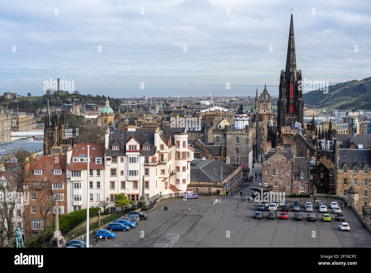 Vue imprenable sur l'Esplanade du château d'Édimbourg et Castlehill depuis les remparts du château d'Édimbourg - Edimbourg, Écosse, Royaume-Uni Banque D'Images