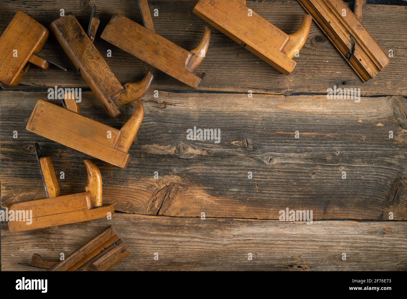 Outils de menuiserie sur fond de table en bois avec espace de copie Banque D'Images