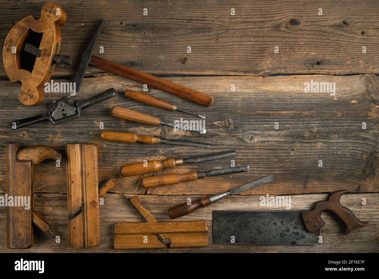 Outils de menuiserie sur fond de table en bois avec espace de copie Banque D'Images