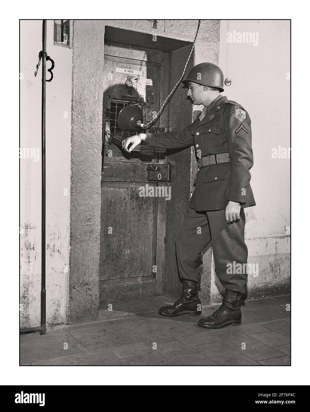 NUREMBERG RUDOLF HESS CELLULE DE PRISON le soldat de l'armée américaine est permanent Garde à l'extérieur de la cellule de la prison de Nuremberg du dirigeant nazi Rudolf Hess, procès allemand pour crimes de guerre de la Seconde Guerre mondiale 1945 Banque D'Images