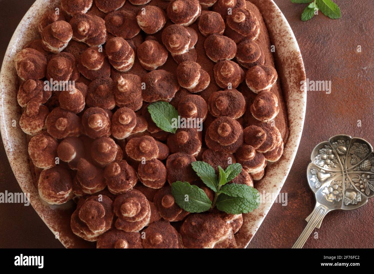 Tiramisu Dessert Italien Gateau Fait Maison Dans Un Plateau Blanc Avec Biscuit Au Ladyfinger Et Creme Mascarpone Isolee Sur Fond Marron Directement Au Dessus Photo Stock Alamy
