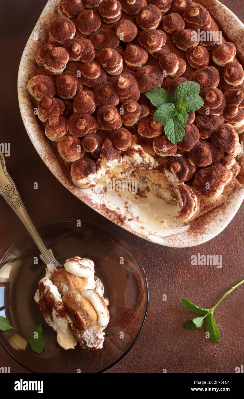 Tiramisu Dessert Italien Gateau Fait Maison Dans Un Plateau Blanc Avec Biscuit Au Ladyfinger Et Creme Mascarpone Isolee Sur Fond Marron Directement Au Dessus Photo Stock Alamy Tiramisu Dessert Italien Gateau Fait Maison Dans Un Plateau Blanc Avec Biscuit Au Ladyfinger Et Creme Mascarpone Isolee Sur Fond Marron Directement Au Dessus Photo Stock Alamy