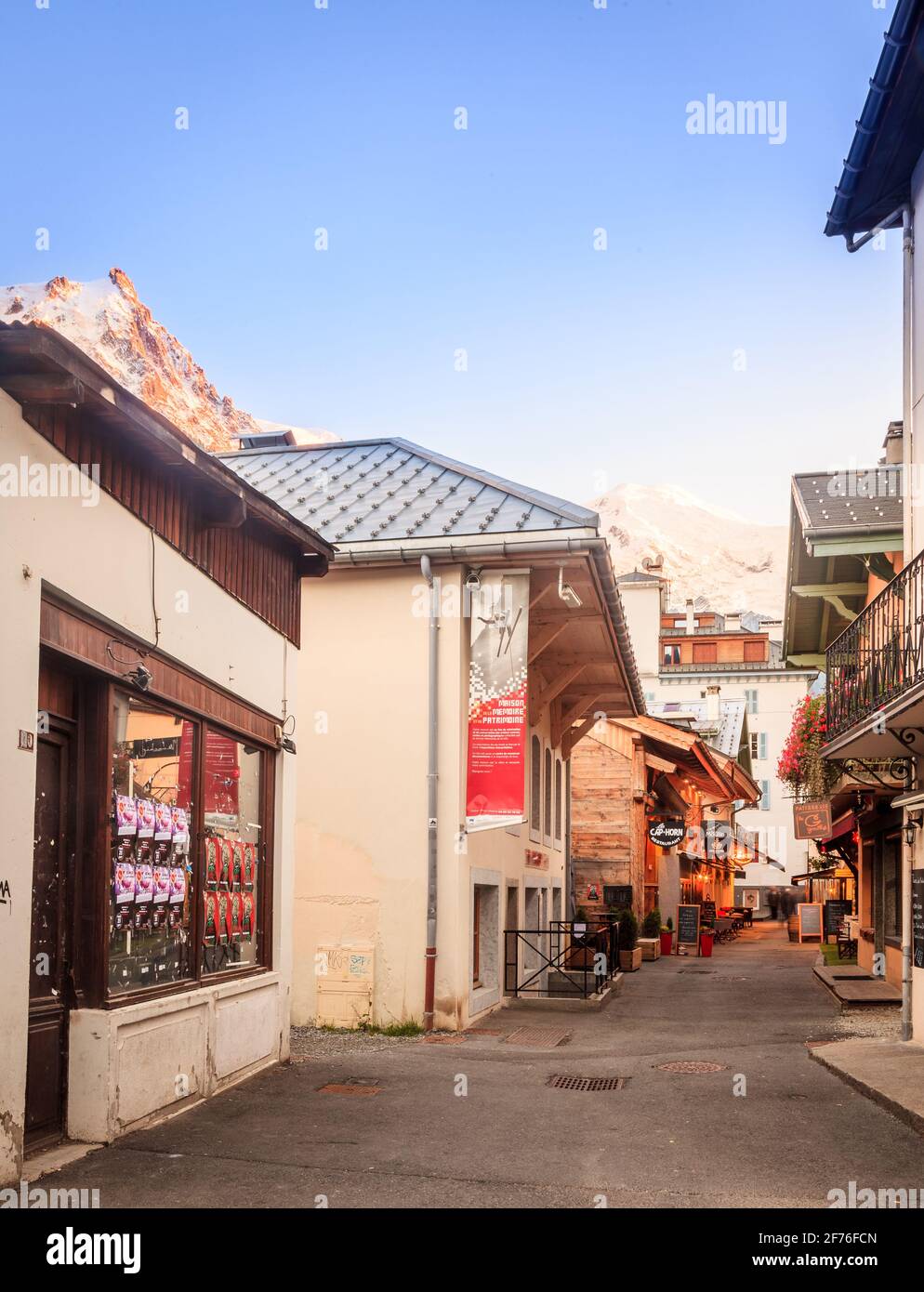 Chamonix, France, 24 septembre 2015 : une petite rue au centre d'une station de ski de Chamonix, France Banque D'Images