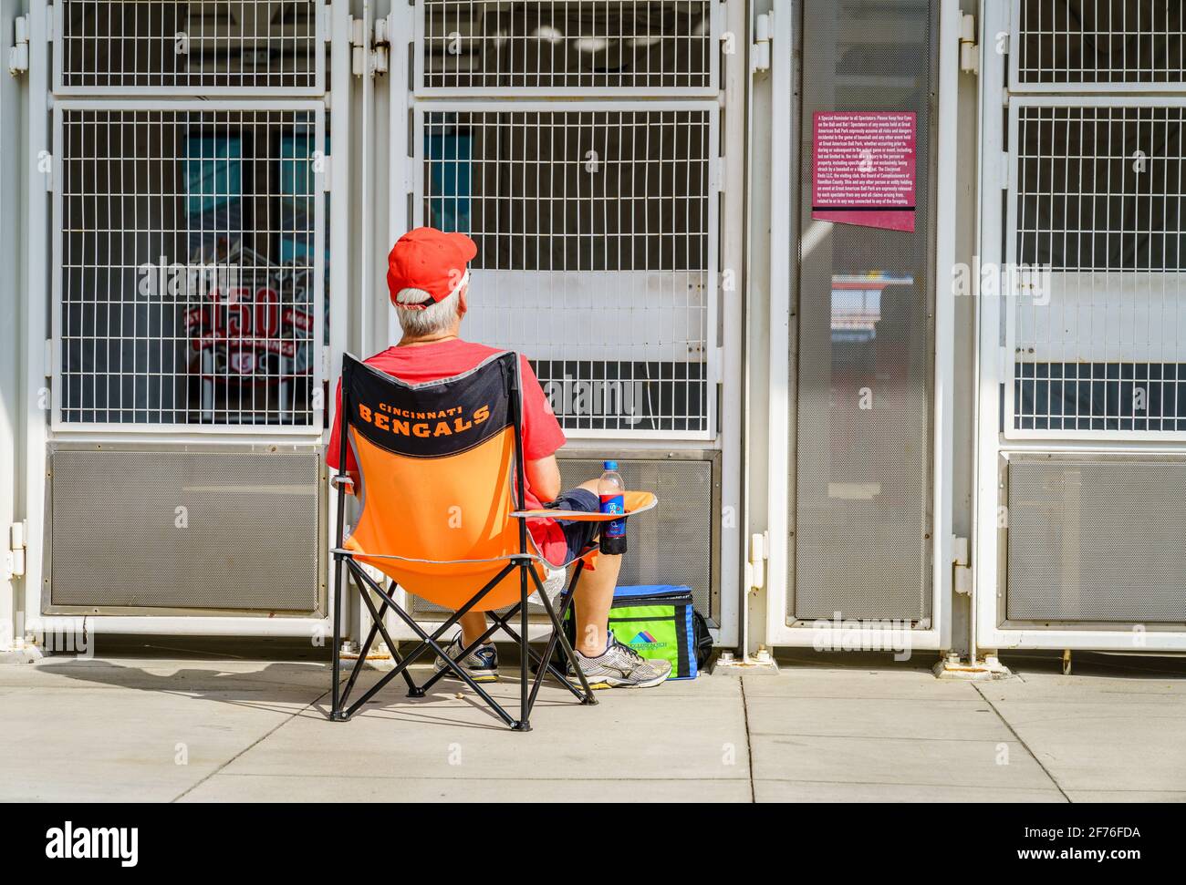 Cincinnati, Ohio, 29 août 2020 : un homme regarde un match de baseball sur un écran de télévision à l'extérieur du stade Cincinnati Reds pendant la pandémie Covid 19 Banque D'Images