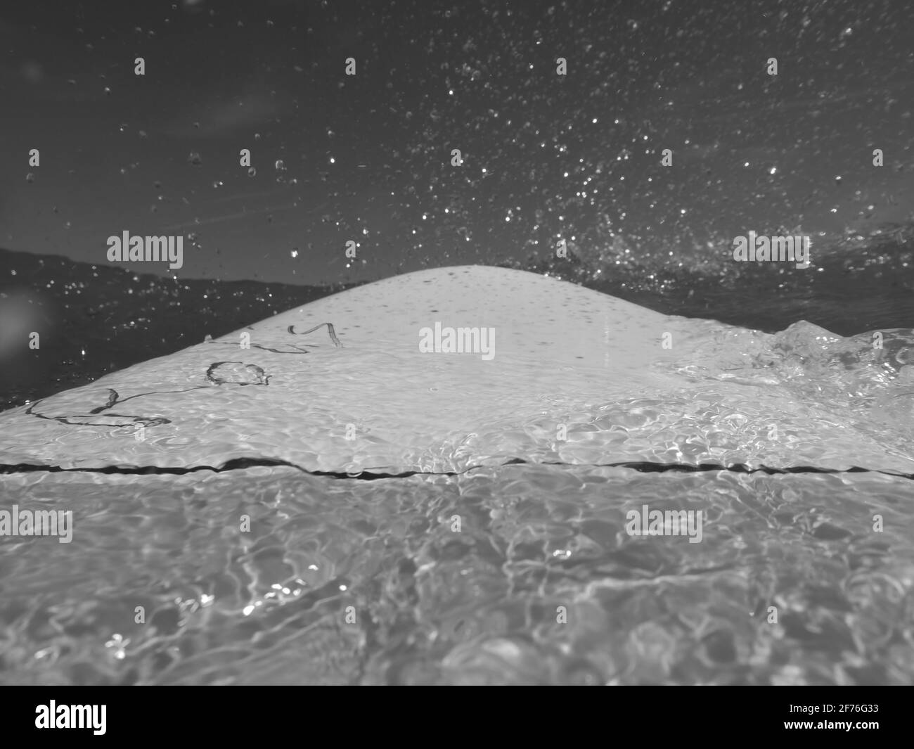 Surf d'été sur l'océan Banque D'Images