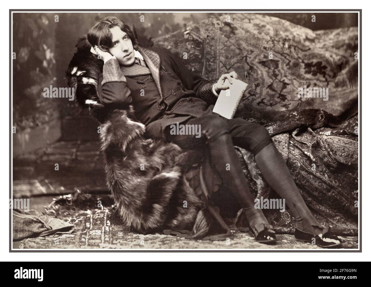 OSCAR WILDE Flamboyant studio portrait photographie c1882 écrivain et dramaturge irlandais, poète Oscar Wilde (1854 - 1900). Banque D'Images OSCAR WILDE Flamboyant studio portrait photographie c1882 écrivain et dramaturge irlandais, poète Oscar Wilde (1854 - 1900). Banque D'Images
