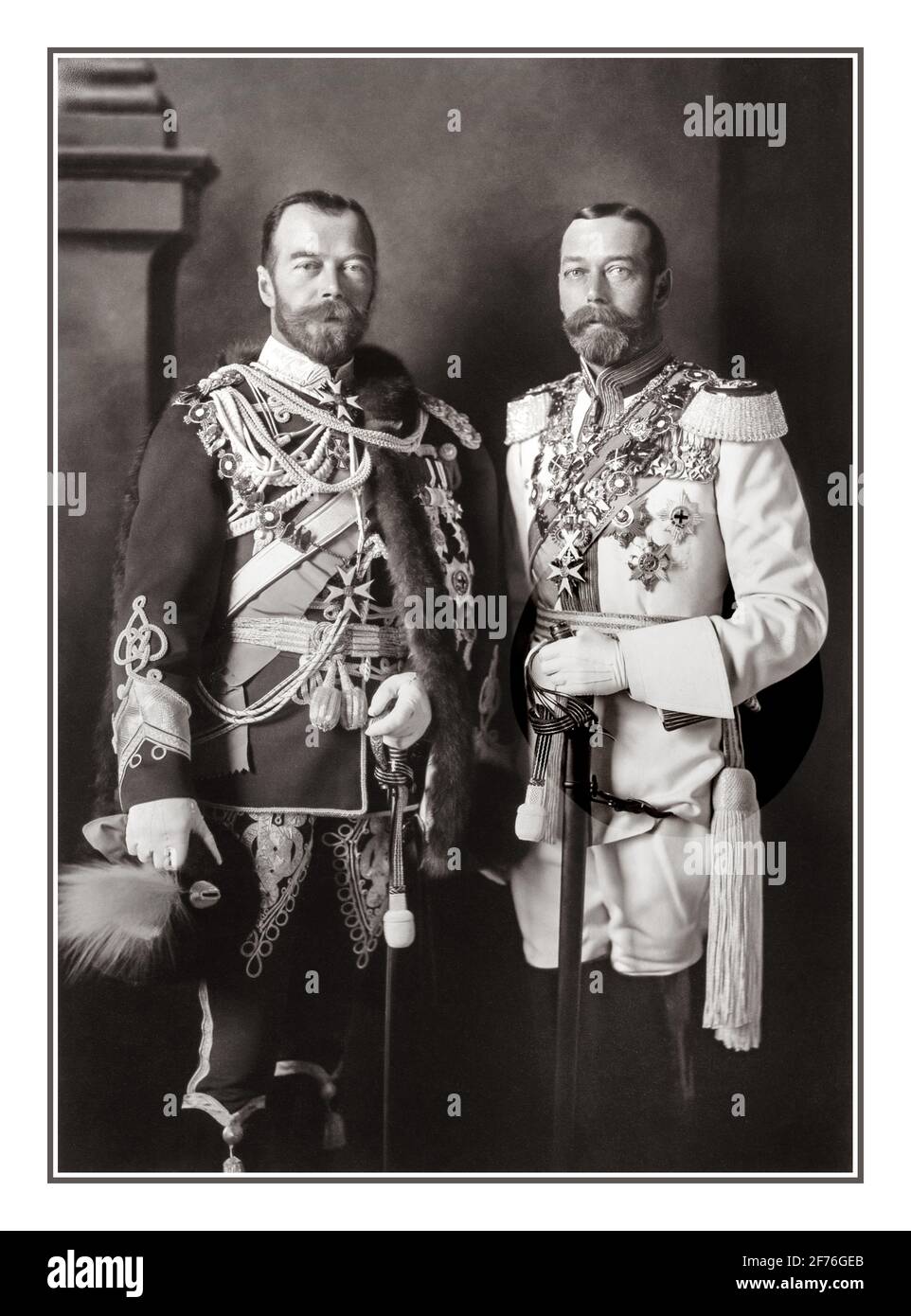 Les cousins RUSSE et BRITANNIQUE des années 1900, Nicolas II ROMANOV (uniforme foncé), le dernier tsar russe et George V (uniforme clair), premier roi britannique de la dynastie Windsor, Berlin, 1913. Banque D'Images