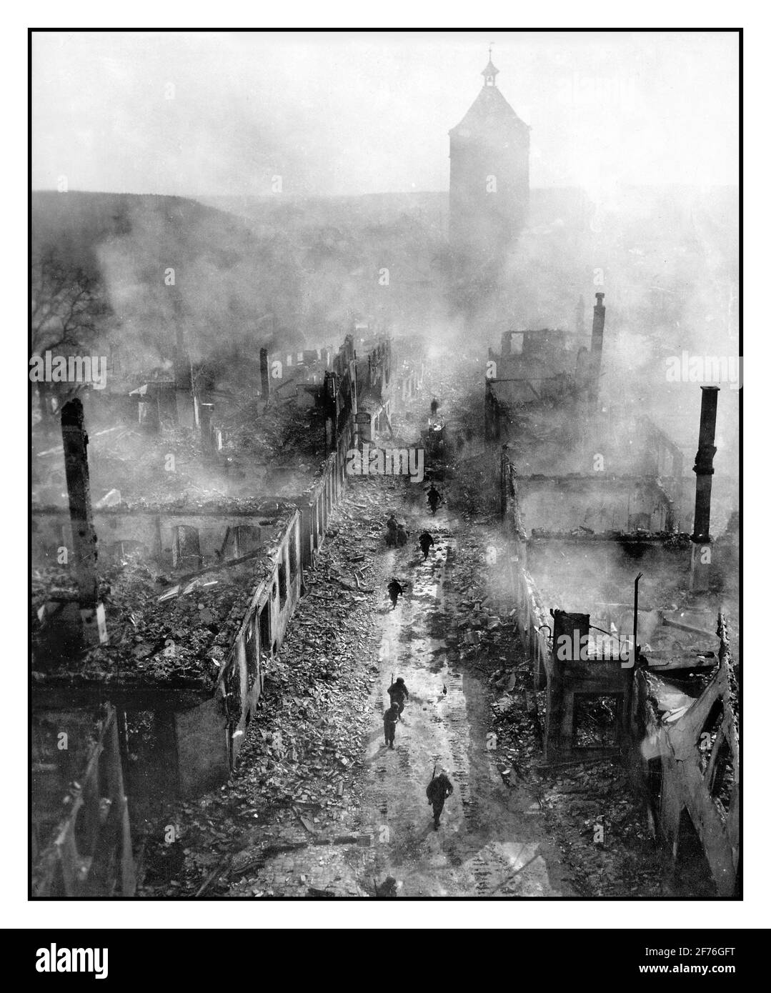 WALDENBURG ALLEMAGNE l'artillerie de la Seconde Guerre mondiale a bombardé les séquelles avec des soldats américains du 255e Régiment d'infanterie se déplaçant dans une rue à Waldenburg pour chasser les soldats allemands nazis et après un récent raid par la 63e division de l'USAAF. En avril 1945, à la fin de la Seconde Guerre mondiale, la ville avait été occupée pour un dernier stand de fossé par le nazi Wehrmacht contre l'avancée de la 3e armée des États-Unis, et a été presque complètement détruite par l'artillerie américaine et les attaques aériennes Banque D'Images