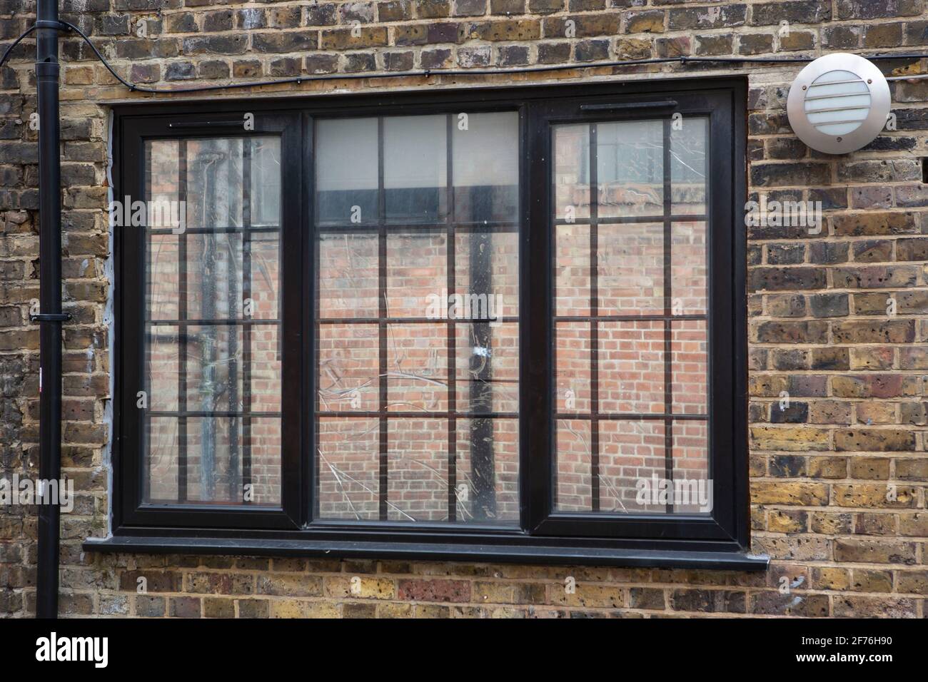 6 Fenêtres En Verre Cintré Dans Un Mur En Brique Rouge Image stock