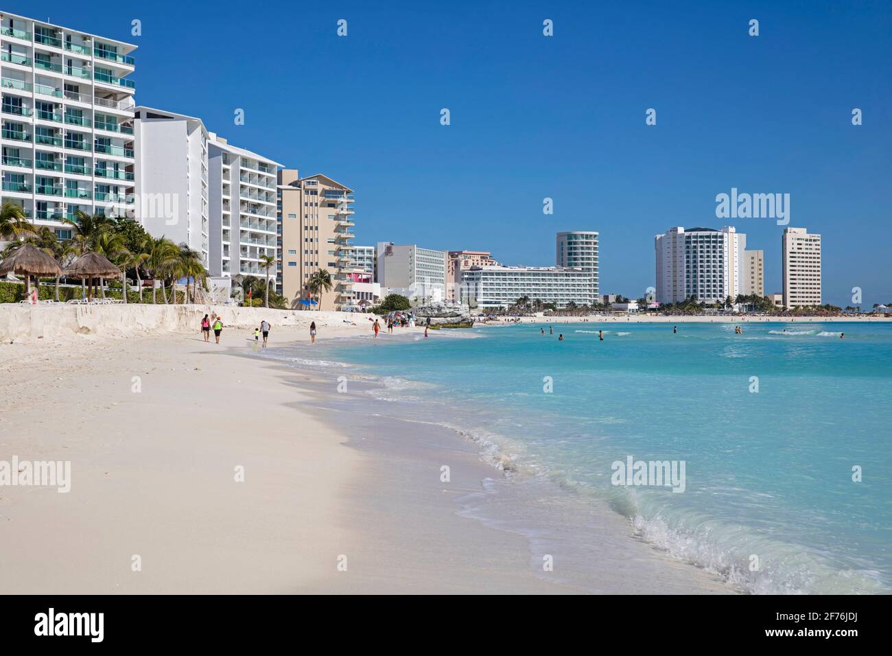 Plage de sable blanc et hôtels de montagne le long de la mer des Caraïbes à la ville de Cancun dans l'état mexicain Quintana Roo, côte nord de la péninsule de Yucatán, Mexique Banque D'Images