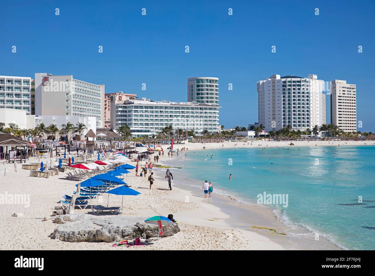 Plage de sable blanc et hôtels de montagne le long de la mer des Caraïbes à la ville de Cancun dans l'état mexicain Quintana Roo, côte nord de la péninsule de Yucatán, Mexique Banque D'Images