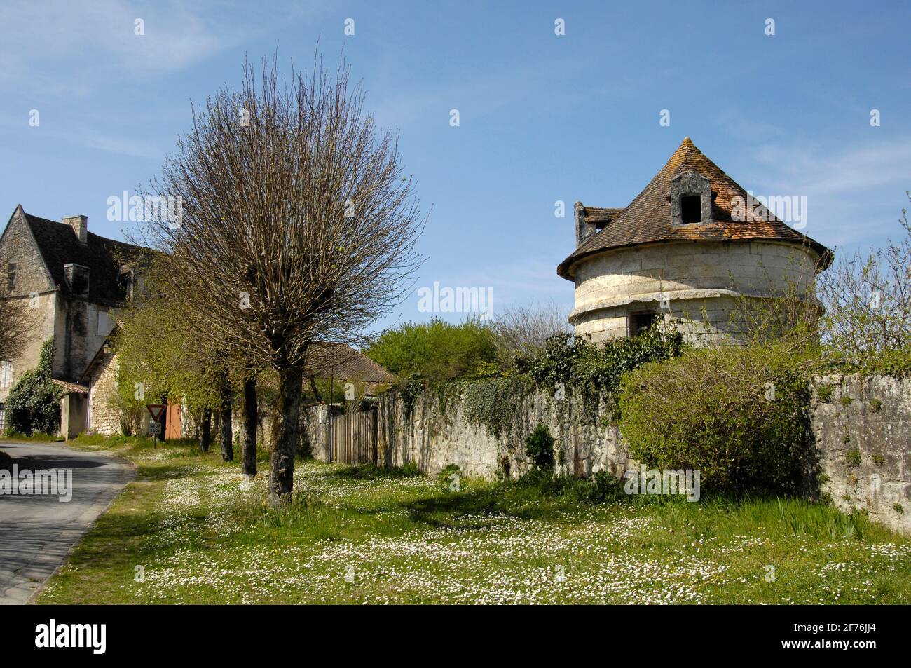 LE VILLAGE MÉDIÉVAL CHÂTEAU ET MOULIN DE LA TOUR BLANCHE EN DORDOGNE AQUITAINE FRANCE © FRÉDÉRIC BEAUMONT Banque D'Images