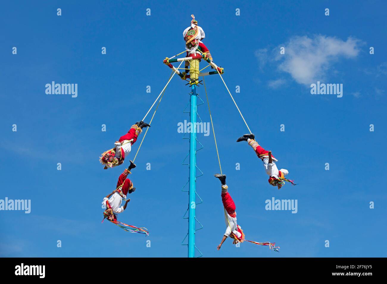 Danza de los Voladores / danse des Flyers / les hommes volants de Papantla exécutant l'ancien rituel méso-américain à Tulum, Quintana Roo, Yucatán, Mexique Banque D'Images