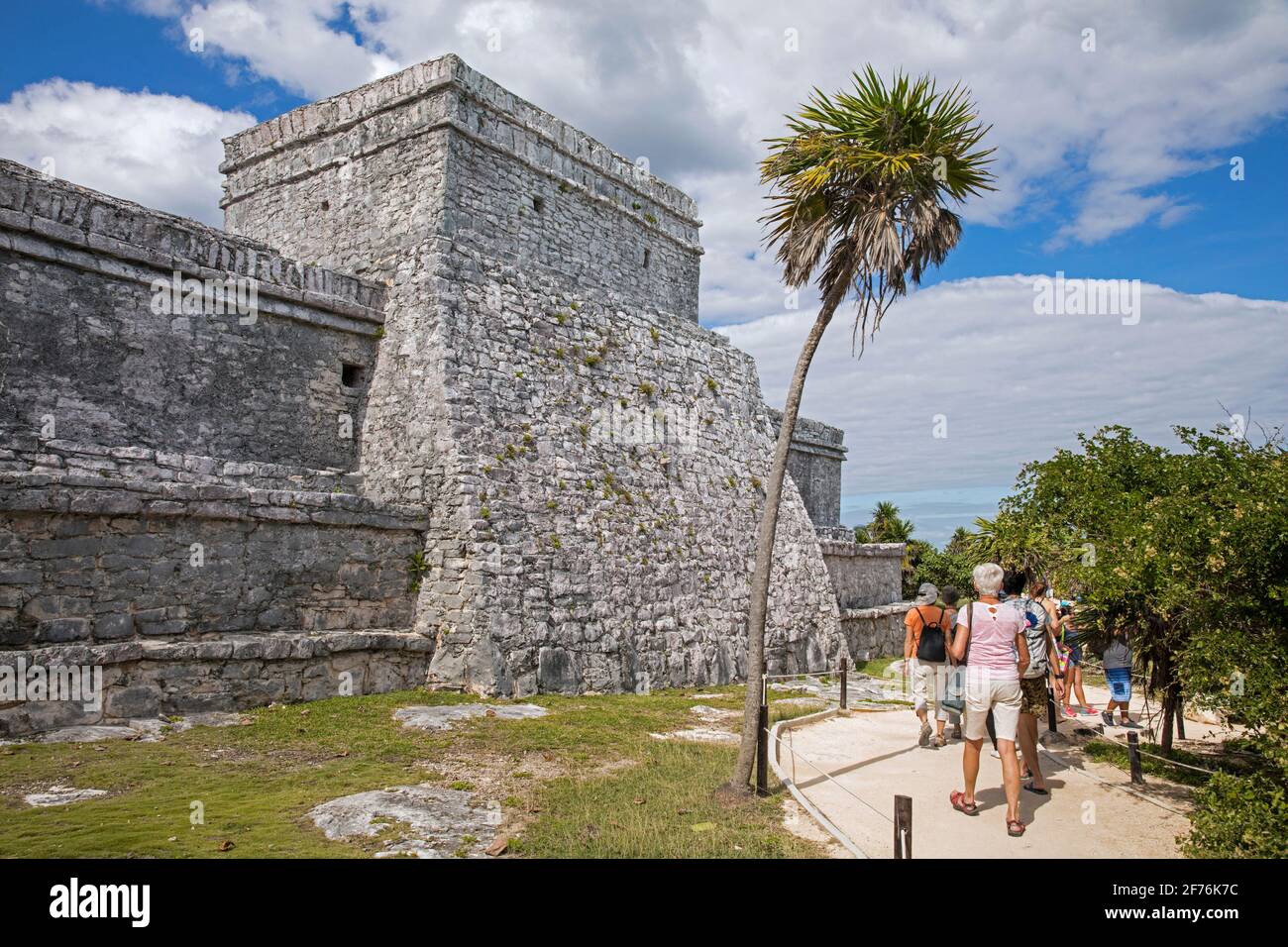Touristes visitant les ruines mayas anciennes et Pyramid El Castillo à Tulum, ville fortifiée maya pré-colombienne, Quintana Roo, péninsule de Yucatán, Mexique Banque D'Images
