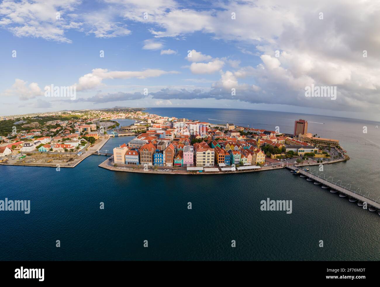 Willemstad, Curaçao. Antilles néerlandaises. Des bâtiments colorés attirent des touristes du monde entier. Ciel bleu jour ensoleillé Curacao Willemstad Banque D'Images