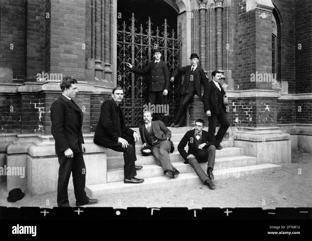 Le personnel de Numa Peterson à l'extérieur de l'église Johannes à Stockholm. Photographié avec l'appareil-photo polaire d'Andre'es en 1896. Cet appareil photo a été spécialement conçu pour copier la date, l'heure et la météo sur le film. Banque D'Images