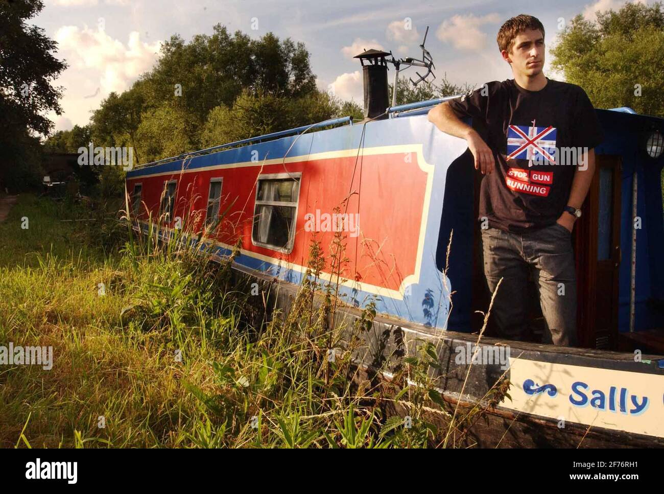 BRENDAN COX SUR SON BATEAU-CANAL NR OXFORD.7/7/03 PILSTON Banque D'Images