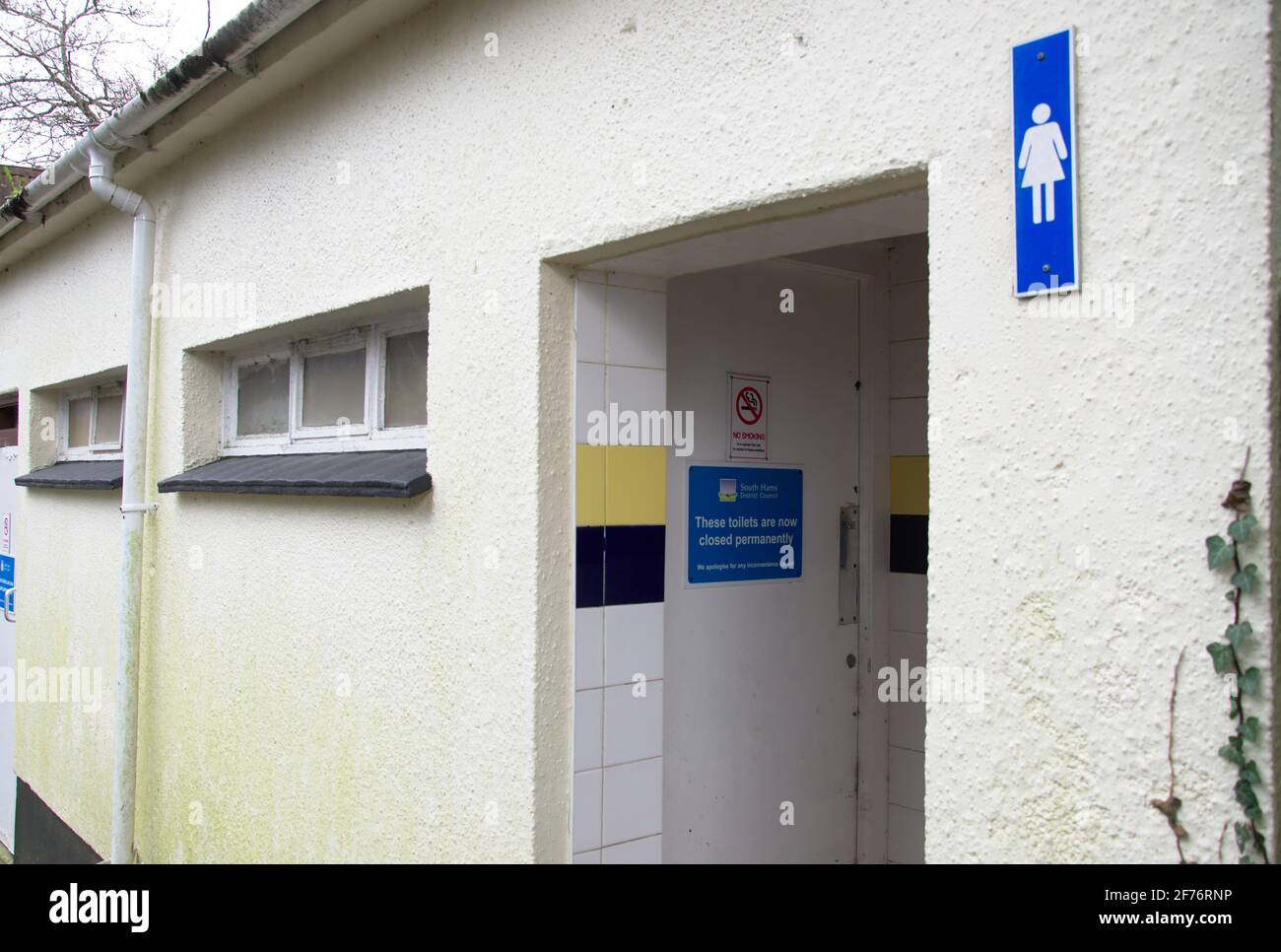 Toilettes publiques fermées en permanence Banque D'Images