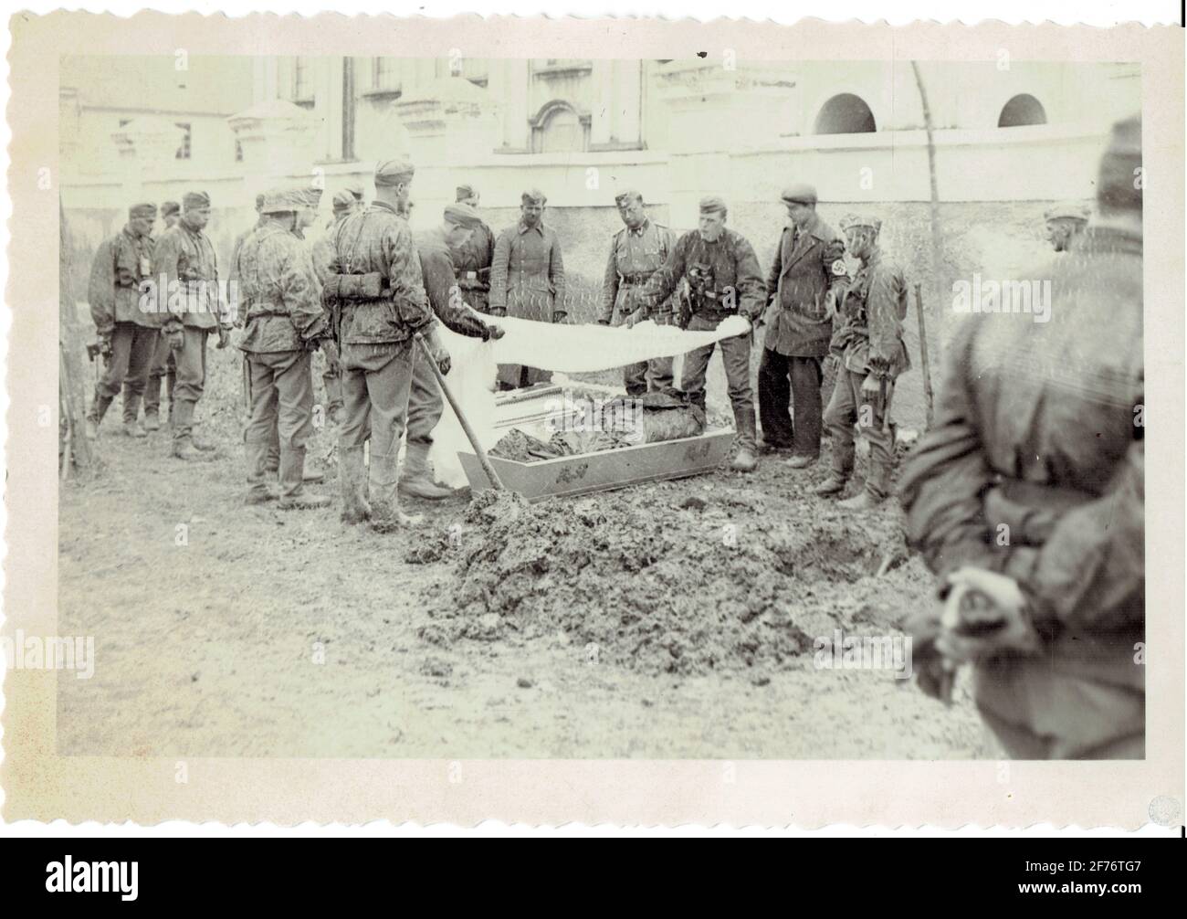 Enterrement d'un waffen SS lors de la campagne de Russie vers 1942 - 1943 Banque D'Images