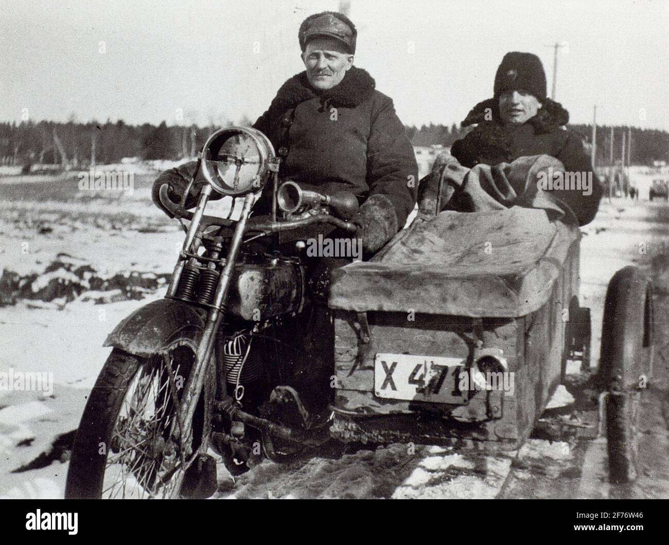 Les années 1920. Erik Johan Larsson (WIA-Lasse), de Grandpa à Jan-Erik Wik. Sur le côté, Sven Wallander. La moto est une Harley-Davidson -1925. Banque D'Images