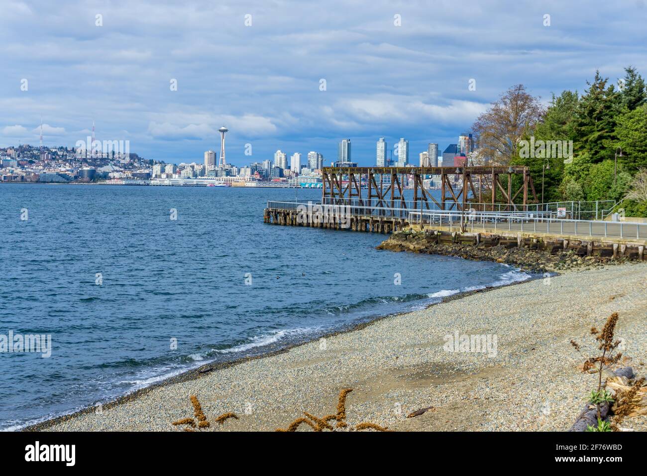 Vue sur les gratte-ciel de Seattle depuis le parc Jack Block à l'ouest de Seattle, Washington. Banque D'Images