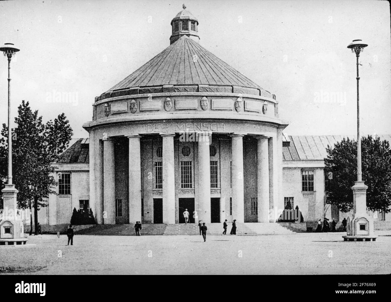 Image Skioptique avec motifs de l'inspection professionnelle dans divers lieux de travail. Exposition internationale d'hygiène en 1911 à Dresde. Hall d'exposition central « Der Mensch ». Banque D'Images