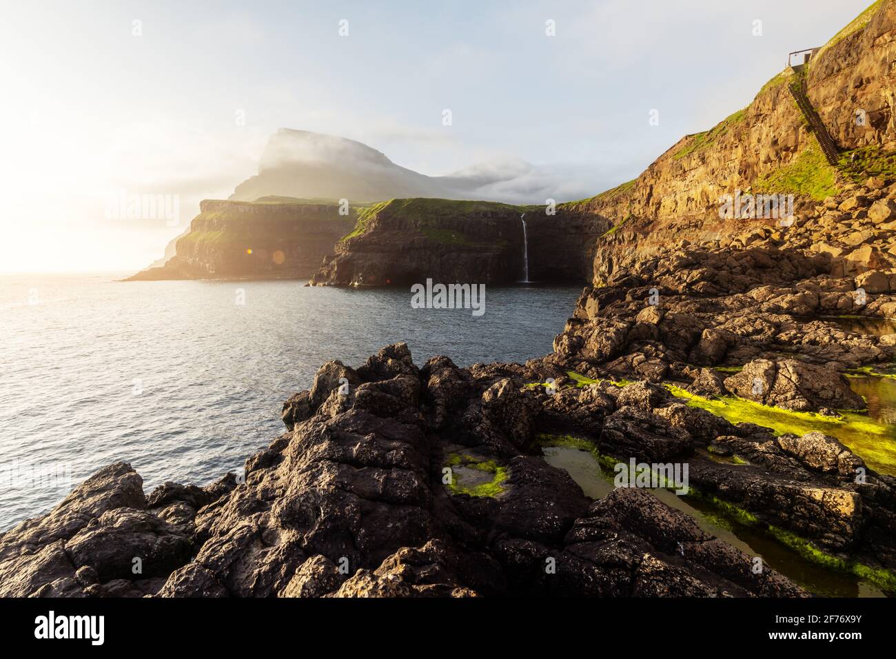 Incroyable vue d'Mulafossur Gasadalur dans cascade village, l'île de Vagar et des îles Féroé, Danemark. Photographie de paysage Banque D'Images