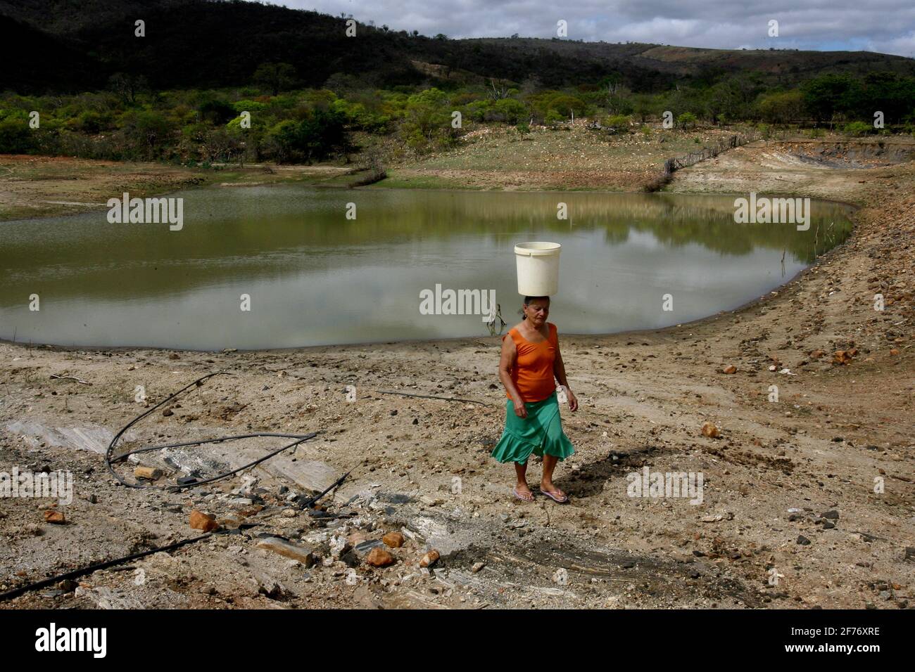 vitoria da conquiesta, bahia / brésil - 28 octobre 2011: On voit la personne recueillir l'eau du barrage d'Olho d'agua dans le district de Bate PE, zone rurale Banque D'Images