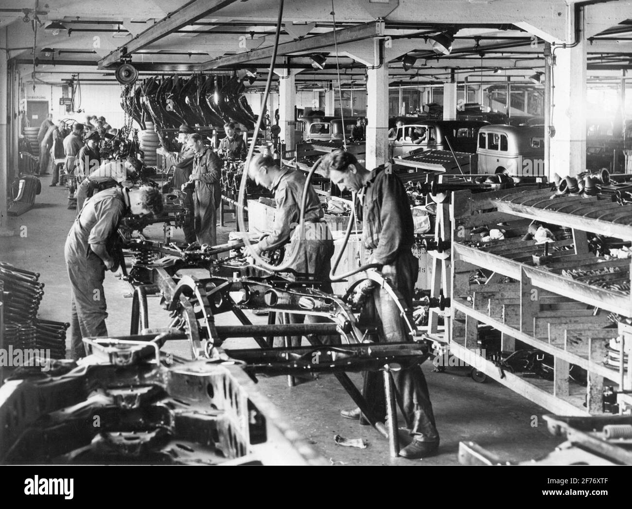 Assemblage de voitures sur les bandes actuelles de l'usine automobile anglaise AB. 1/10 1934. Banque D'Images