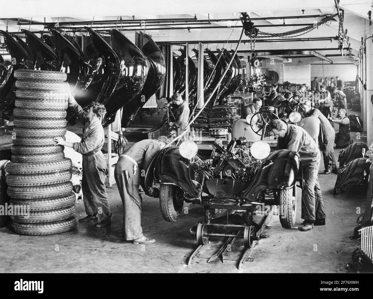 Assemblage de voitures sur les bandes actuelles de l'usine automobile anglaise AB. 1/10 1934. Banque D'Images