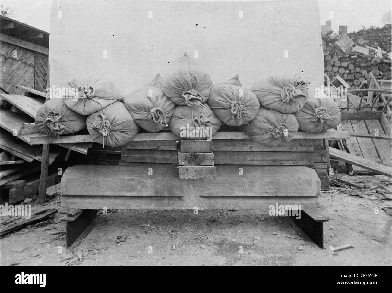 Compagnon de ciment ? lieu de travail. Chargez des échantillons de sacs de ciment sur un joint entre les blocs de câbles téléphoniques, 500 SEK. 1890. Banque D'Images