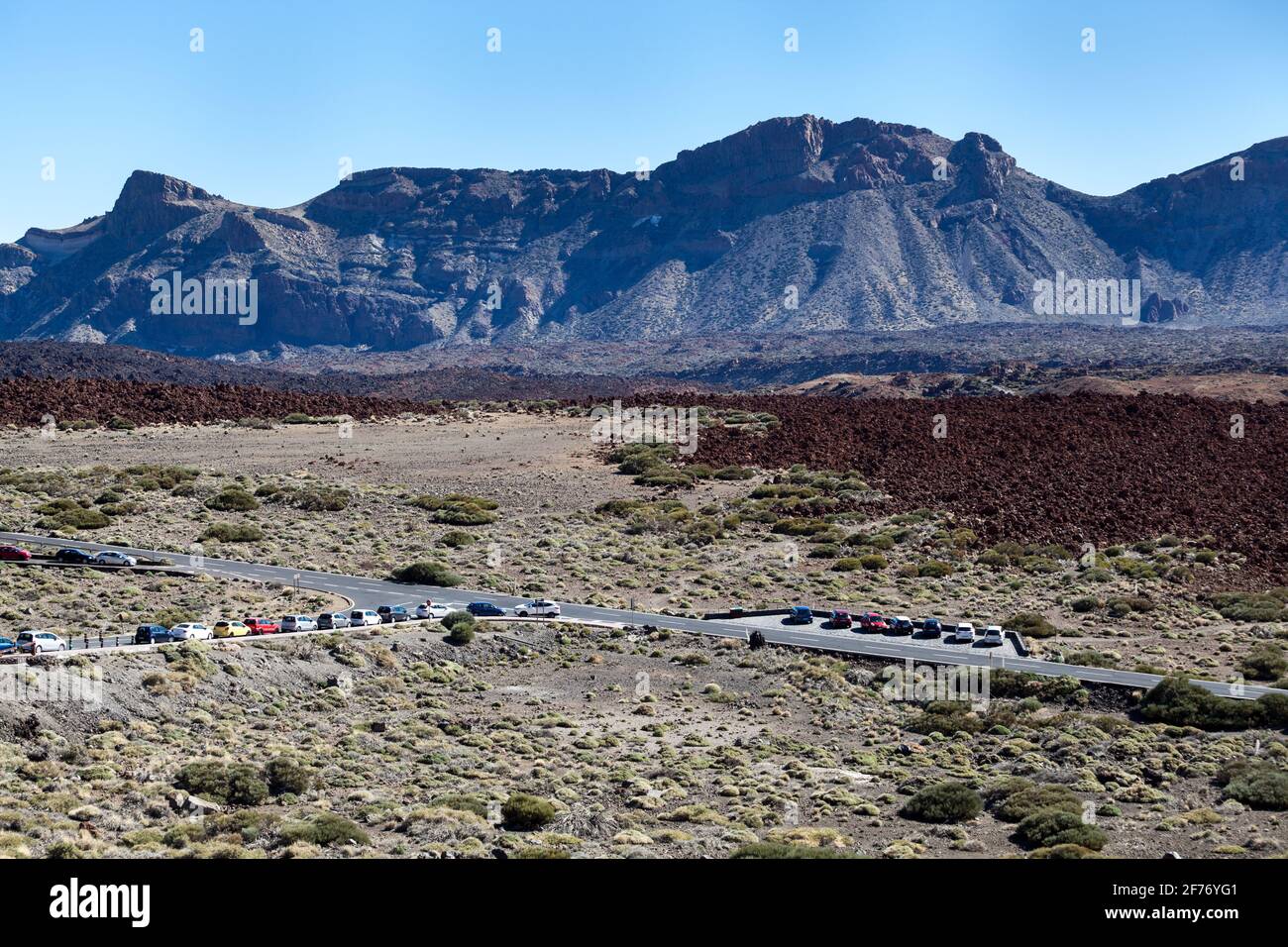 D'immenses montagnes du massif de Teno autour de la vallée avec la route TF-21. Carrefour avec tourner à Teleferico téléphérique. Teide, Tenerife, îles Canaries, Espagne Banque D'Images