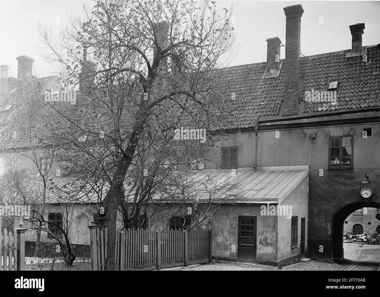Les usines de porcelaine de Rörstrand. Bas, laboratoire. Salaires des anciens travaux de peinture au deuxième étage. La porte de la ferme en face du château. Banque D'Images
