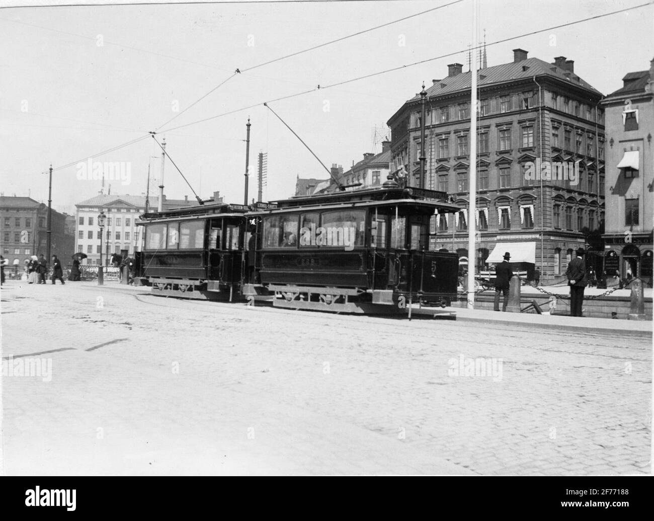 Slussen à Stockholm. Tram à Kornhamstorg dans la vieille ville. Banque D'Images