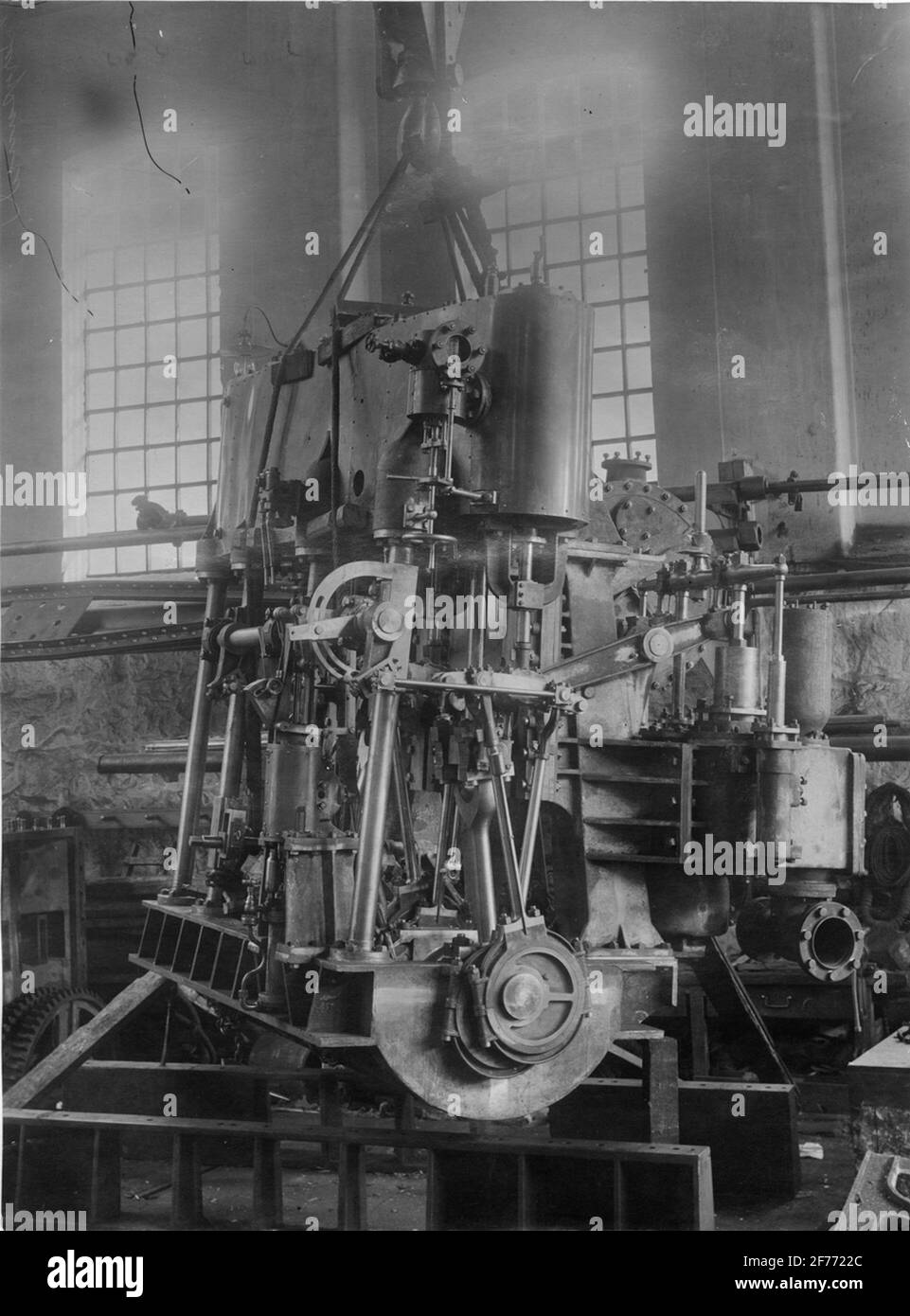 Machine à vapeur réalisée en 1917 pour les remorqueurs « Kolbjörn » et « Frans Mikael » plus tard pour « Themis », « Norrtälje » et « Indus ». Fabriqué à l'atelier mécanique de Bergsund à Stockholm. Pression de vapeur 13ato. Ind. Le plus élevé HKR au test de déclenchement 667. Banque D'Images