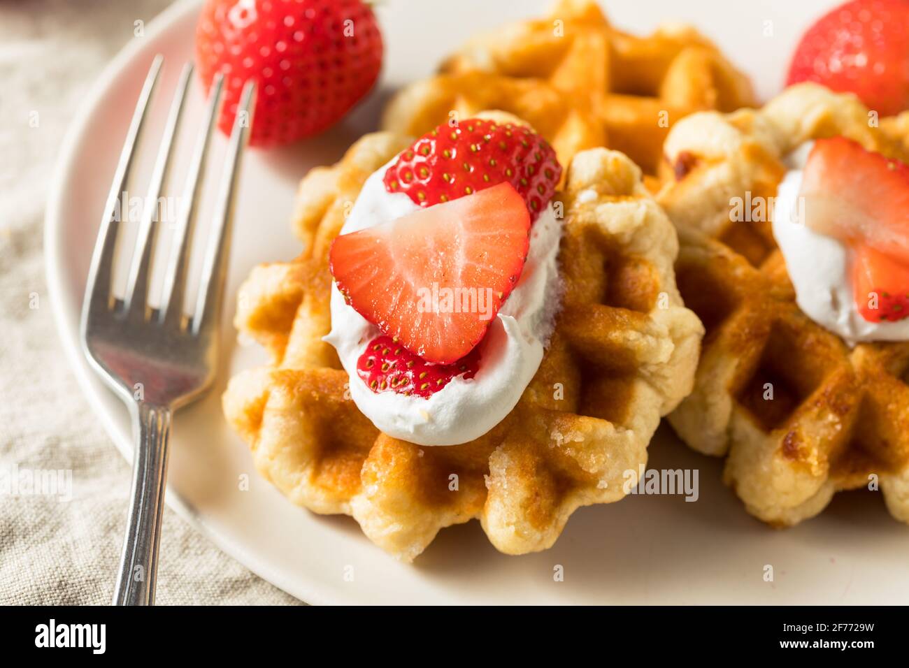 Gaufres au sucre belge sucré maison avec fraises Banque D'Images