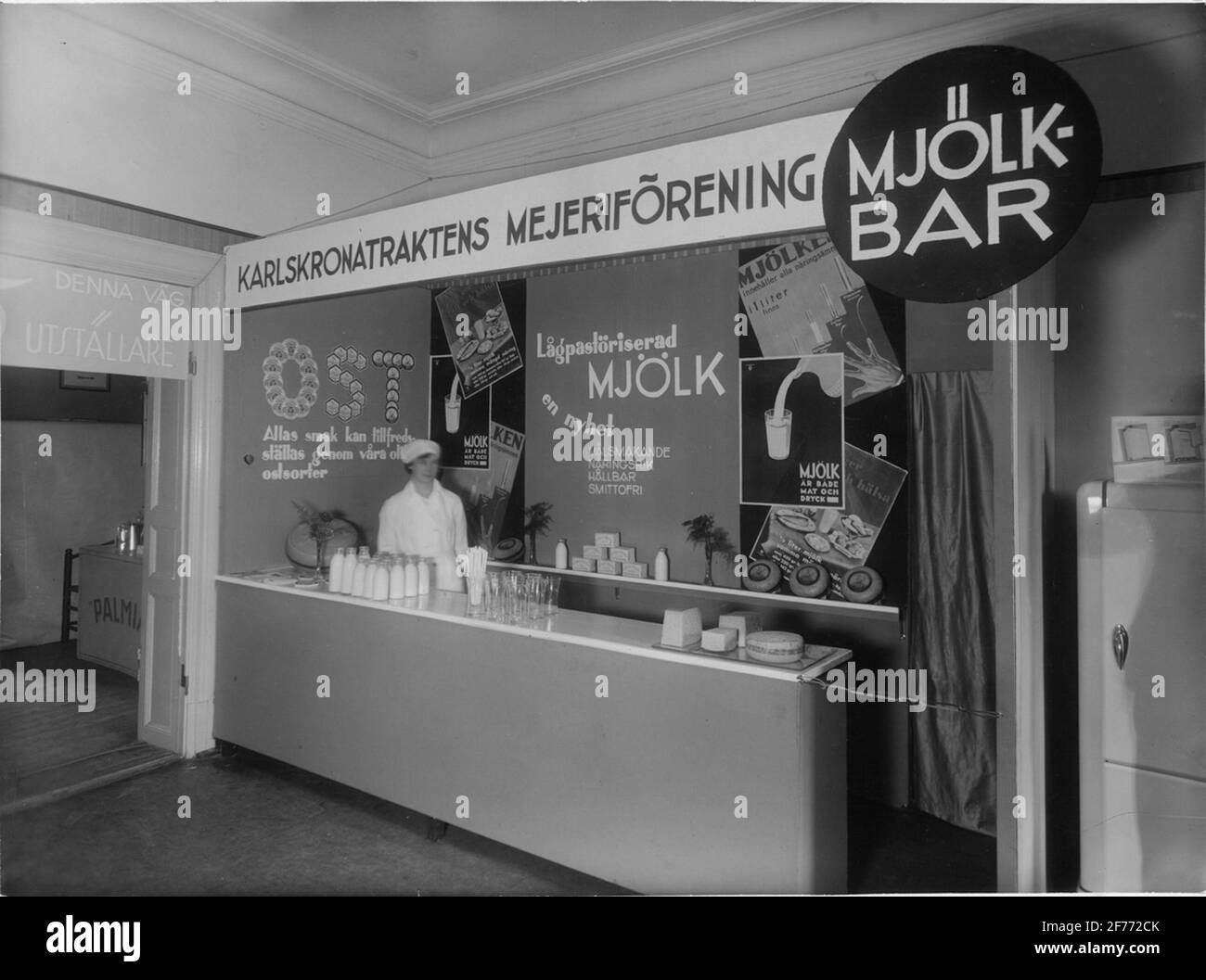 Bâtiment et exposition Bo à Karlskrona en 1934. Karlskronatraktens associations laitières milkbar. Banque D'Images