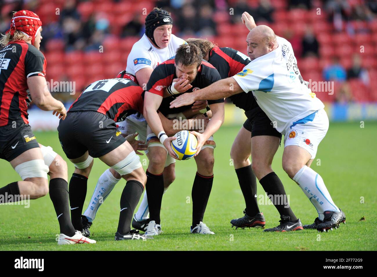 SARACENS V EXETER. ETHIENNE REYNECKE ET RIFHT CHRIS BUDGEN. 30/10/2010. PHOTO DAVID ASHDOWN Banque D'Images