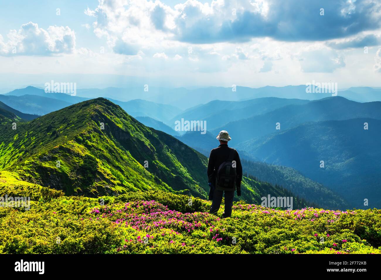 Silhouette d'homme sur des montagnes brumeuses. Concept de voyage. Photographie de paysage Banque D'Images