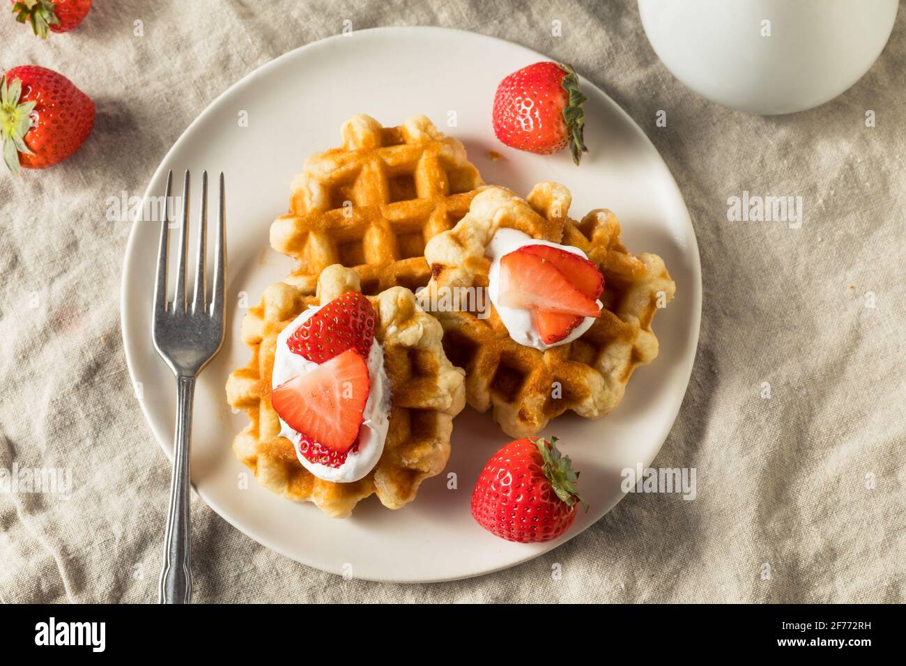 Gaufres au sucre belge sucré maison avec fraises Banque D'Images