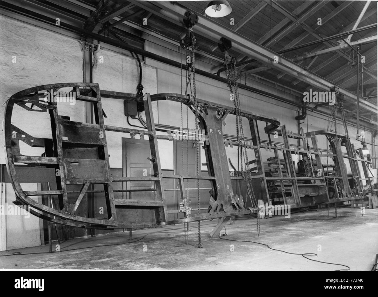 Cadre à la voiture de chemin de roulement du centre-ville. Motif de l'usine General Motors. Banque D'Images