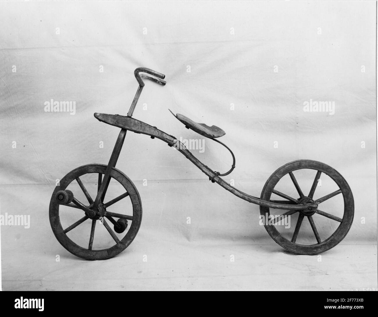 Vélo / Velociped pour enfants. Probablement à partir des années 1860. La  tige de guidage est de type moderne, a été dédiée plus tard. Les roues  appartenaient à l'origine à un chariot.