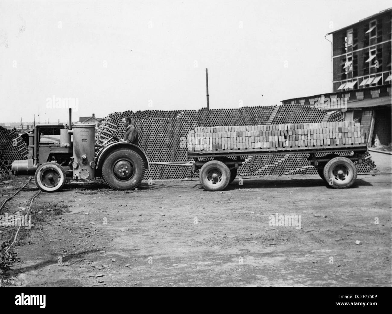 Train tracteur de Wulf & Co AB à Vänersborg. Le tracteur est équipé d'un moteur Ford 4 cylindres, pèse au total 1800 tonnes et peut facilement tracter des remorques de 2 ​​loaded avec une charge de 4 tonnes pour les passages à gué. La vitesse peut être maintenue à 25 km/h, mais selon la réglementation en vigueur, la vitesse autorisée est de 20 km/h. Banque D'Images