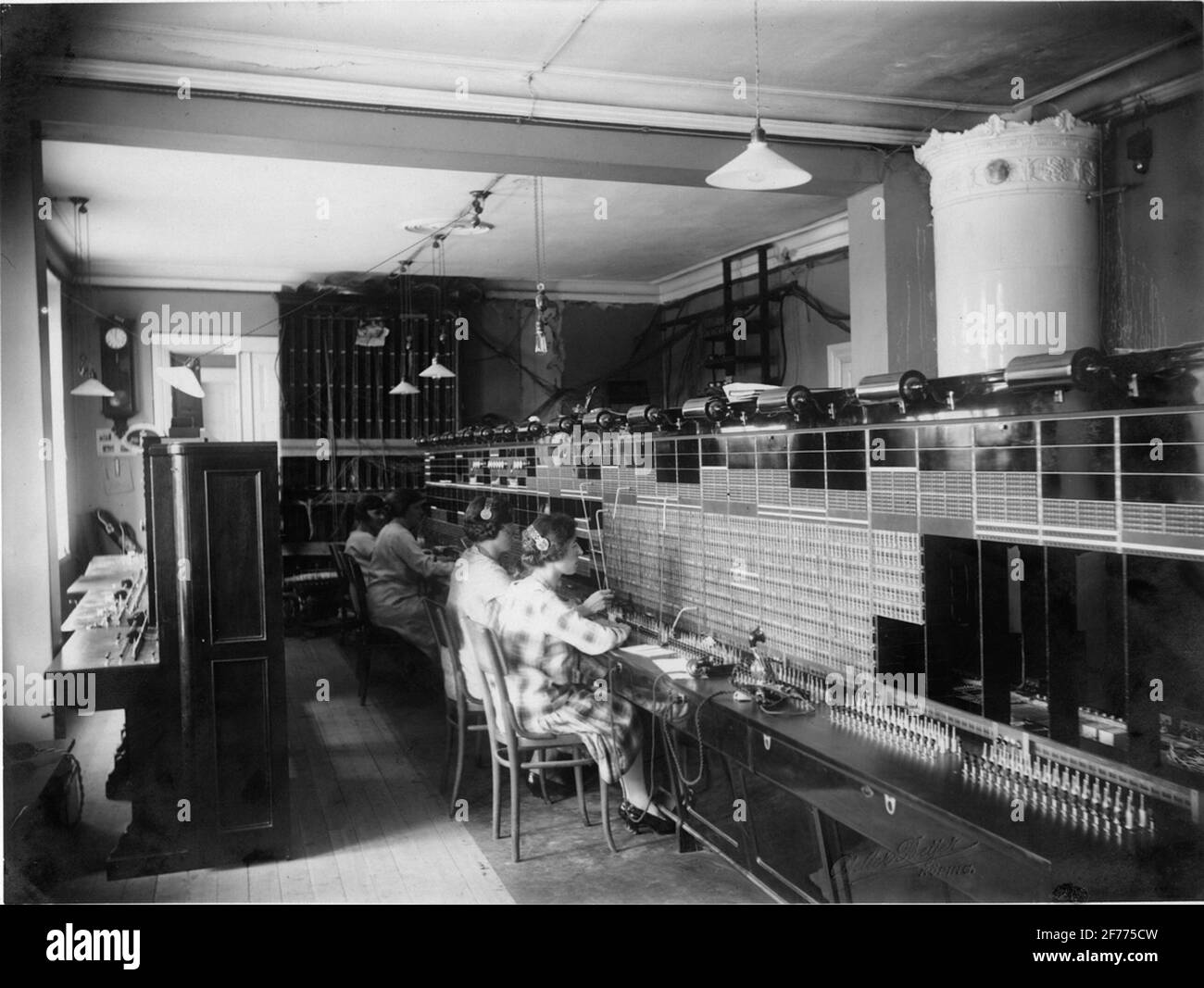 Nouvelle station de téléphone locale à Köping 1926. La station est prête. L'ancien tableau de commutation n'a pas encore été retiré. Banque D'Images
