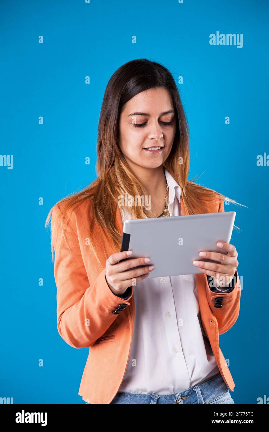 Woman holding a tablet Banque D'Images