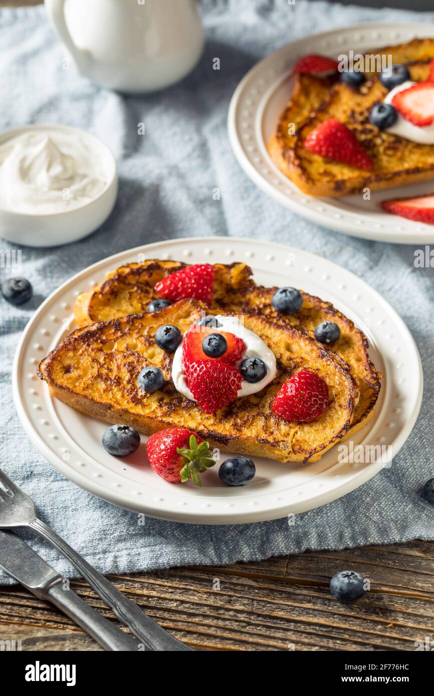 Toast français Eggnog maison avec crème fouettée et baies Banque D'Images