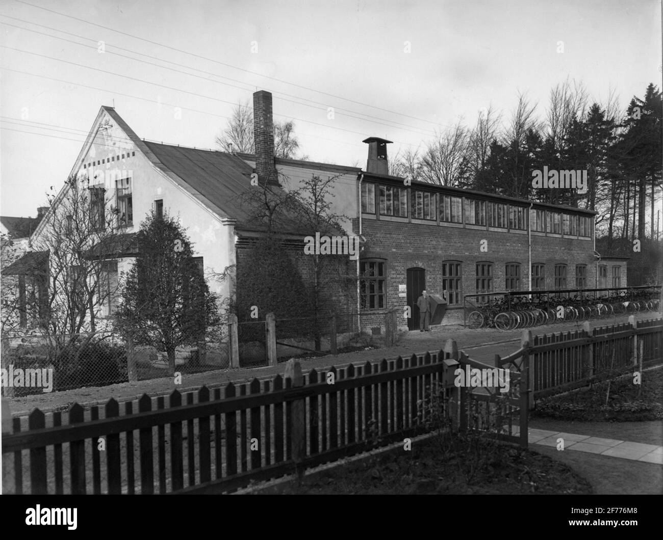 Usine de produits métalliques de W. Segerström. La société a été fondée en 1900 et a été détenue jusqu'en 1928 par le fabricant W. Segerström. En 1912, l'usine a été transférée à Ängelholm. En 1929, l'usine a été reprise par l'ingénieur Gunnar Larsson. La façade de l'est à l'automne 1938. Dans l'usine, des pompes en métal et celluloïd, des réflexions, des porte-pompes, des soupapes pour les velocipeds et des réflecteurs pour les véhicules de chevaux et les voitures ont été fabriquées avec des soupapes d'air frais pour les bâtiments. Le travail compte environ 50 hommes. Banque D'Images